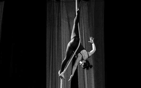 photo of jess hill, a NECCA rope coach, performing on rope